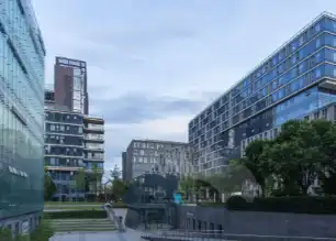 《他为什么依然单身》爆火：喜剧解码适配型爱情新主张