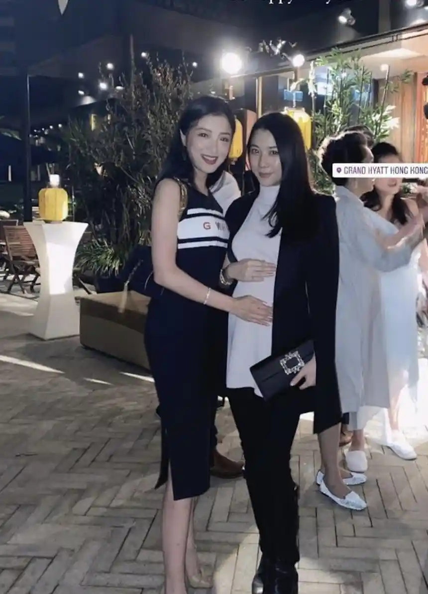 陈冠希前女友杨永晴晒娃近况，结婚五年育有双胞胎，二宝萌态十足似妈妈