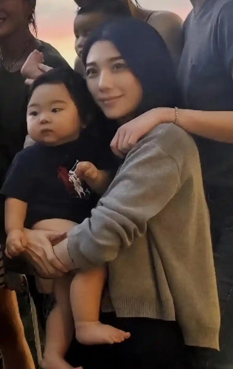 陈冠希前女友杨永晴晒娃近况,结婚五年育有双胞胎,二宝萌态十足似妈妈