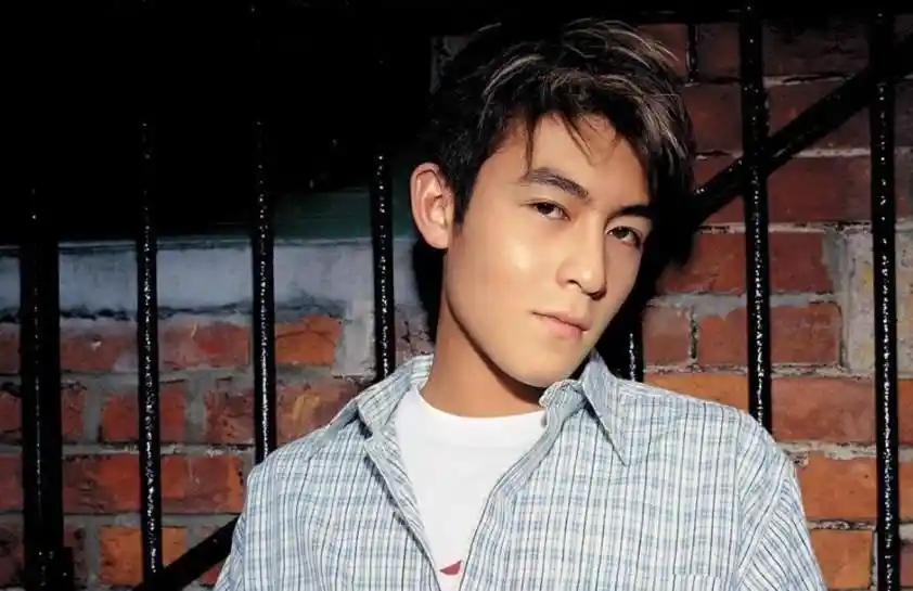 陈冠希前女友杨永晴晒娃近况,结婚五年育有双胞胎,二宝萌态十足似妈妈