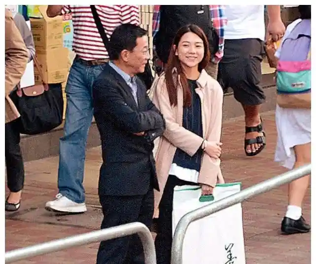 陈冠希前女友杨永晴晒娃近况,结婚五年育有双胞胎,二宝萌态十足似妈妈