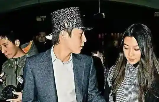 陈冠希前女友杨永晴晒娃近况,结婚五年育有双胞胎,二宝萌态十足似妈妈