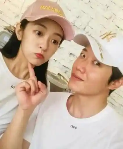 双向奔赴成过往?刘泳希李嘉铭官宣离婚引热议