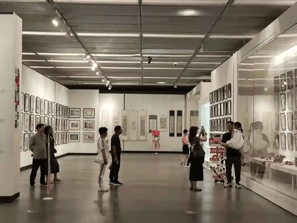 少年笔墨绘富春,非遗艺展启新章