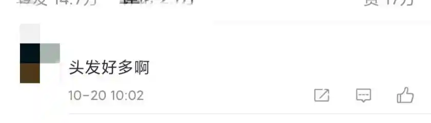 杨幂素颜出街驼背引热议,黑发飘逸状态惊艳依旧