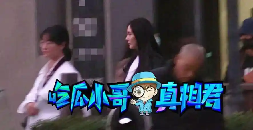 杨幂素颜出街驼背引热议,黑发飘逸状态惊艳依旧