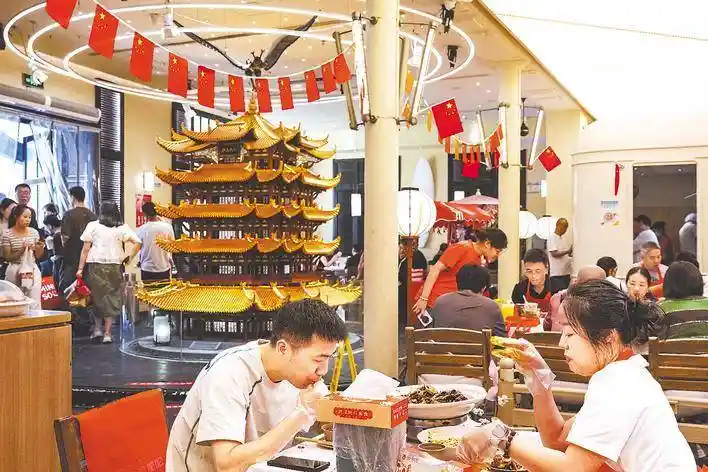 武汉江汉路餐厅等位破3500桌，楚菜美食引爆排队热潮