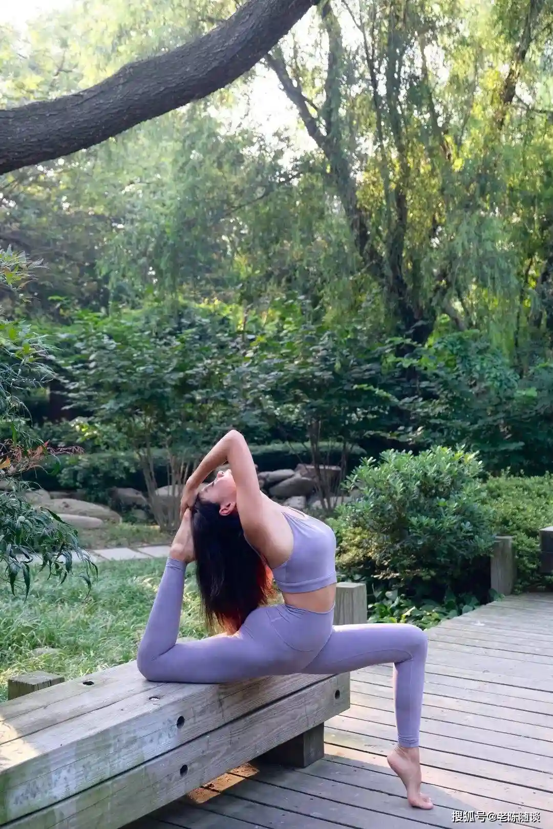 瑜伽女神征服山野：在大自然中唤醒无限能量