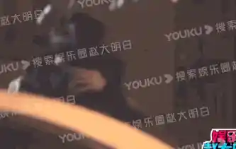 孙千被拍紧拥男伴,粉色袜子引热议