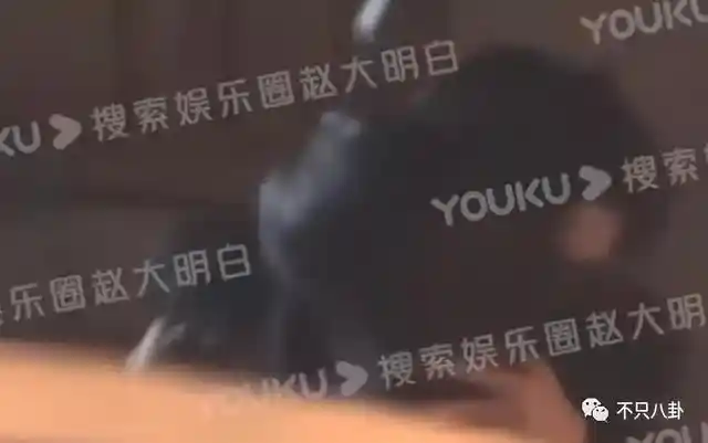 孙千被拍紧拥男伴,粉色袜子引热议