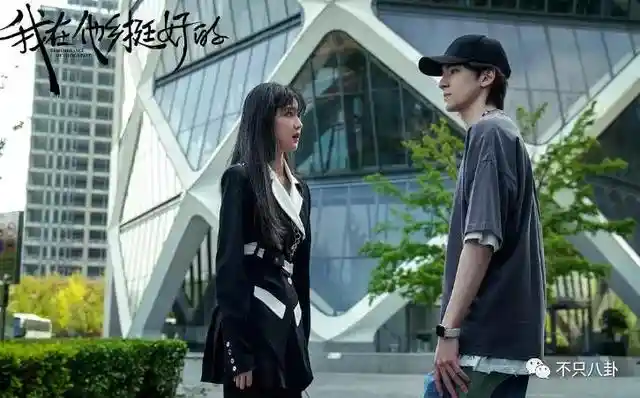 孙千被拍紧拥男伴,粉色袜子引热议