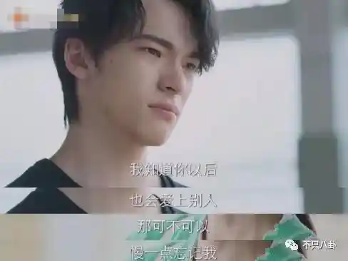 孙千被拍紧拥男伴,粉色袜子引热议