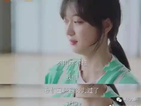 孙千被拍紧拥男伴,粉色袜子引热议