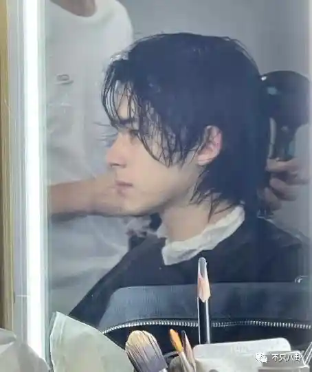 孙千被拍紧拥男伴,粉色袜子引热议