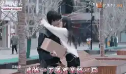 孙千被拍紧拥男伴,粉色袜子引热议