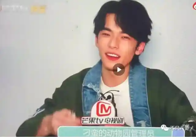 孙千被拍紧拥男伴,粉色袜子引热议