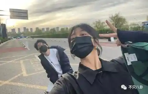 孙千被拍紧拥男伴,粉色袜子引热议