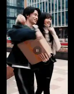 孙千被拍紧拥男伴,粉色袜子引热议