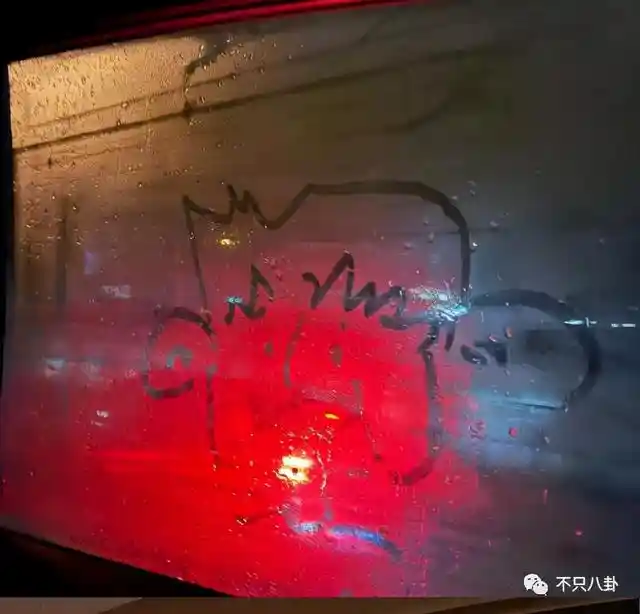 孙千被拍紧拥男伴,粉色袜子引热议