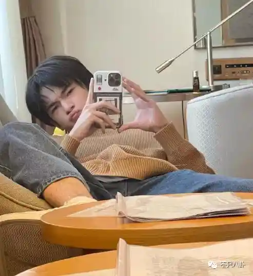 孙千被拍紧拥男伴,粉色袜子引热议