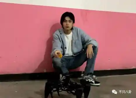 孙千被拍紧拥男伴,粉色袜子引热议