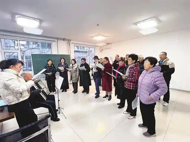 银龄嘉年华引爆社区！老人们载歌载舞，邻里共筑乐龄新生活