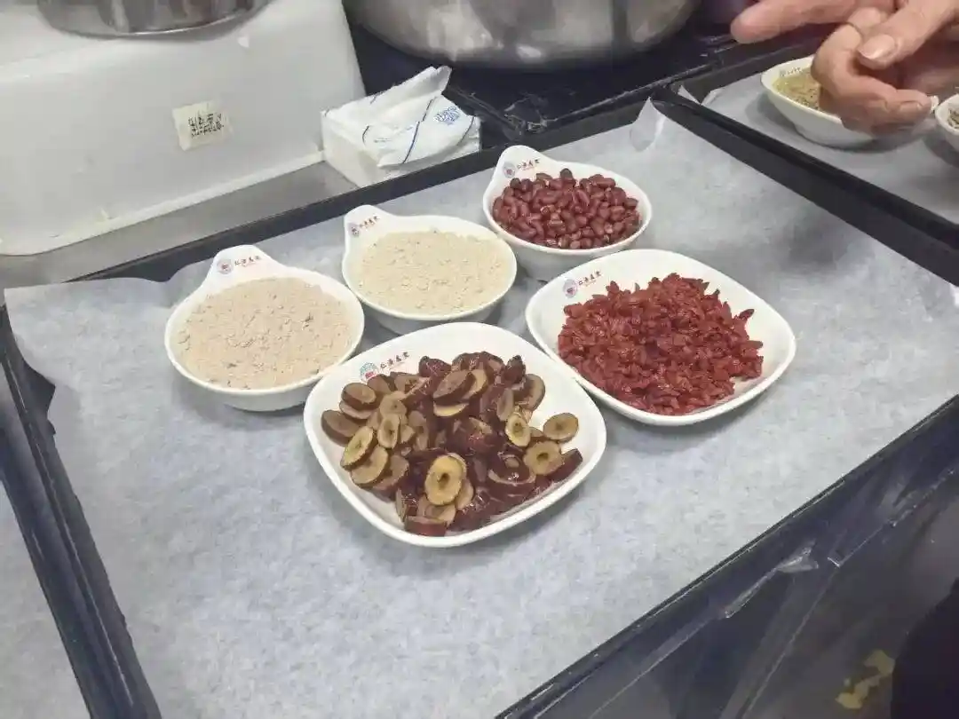 成都医院现神秘早饭铺：凌晨4点开烤，排队抢购热浪涌